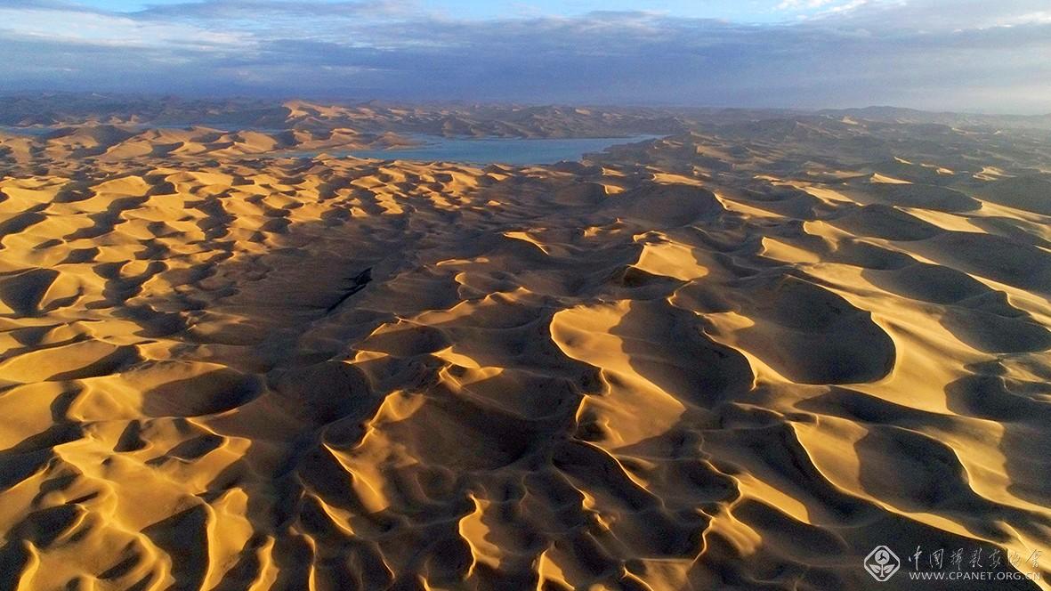 鸟瞰阿尔金高原库木库里沙漠  摄影：杨松涛DJI_0318-120乘以67.5厘米.jpg