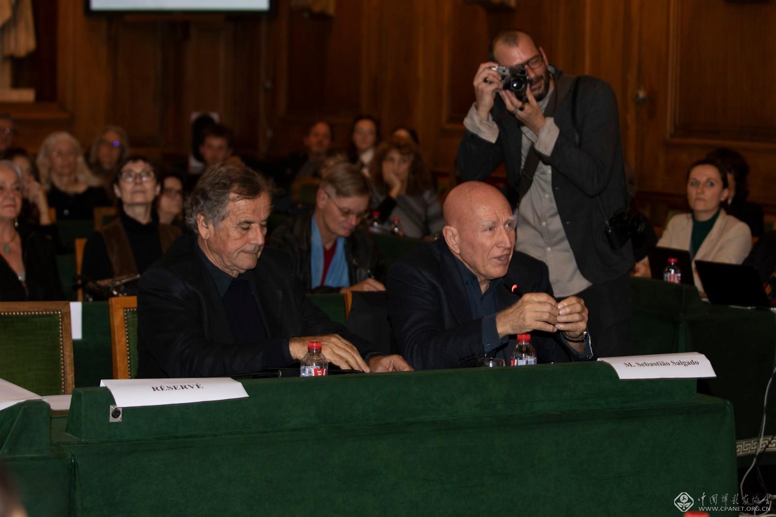 评委会委员、法兰西艺术院摄影院士塞巴斯提奥·萨尔加多（右）与布鲁诺·巴贝（左）分别致辞。.jpg