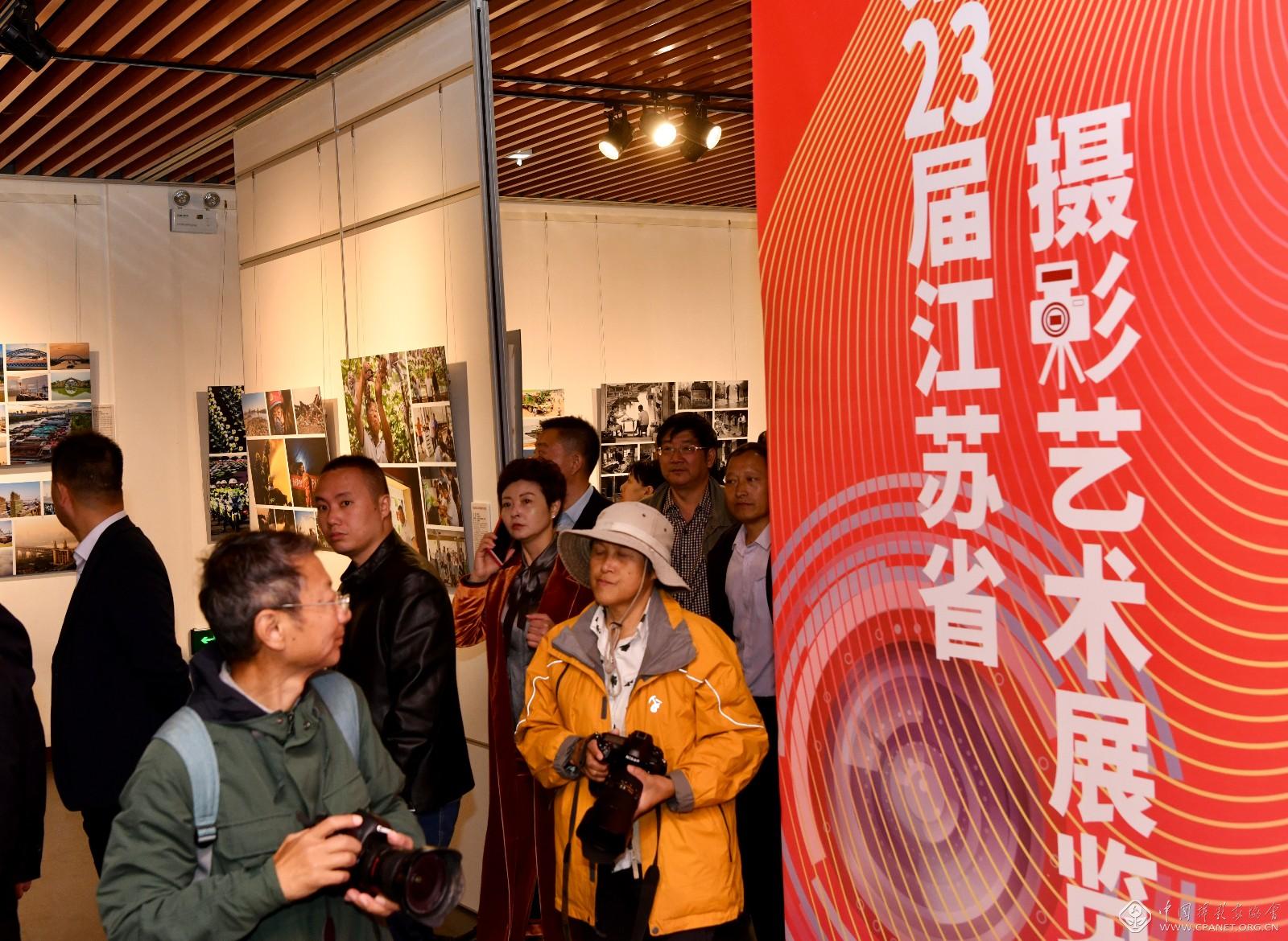 开幕式吸引了近300名摄影爱好者前来观展.JPG