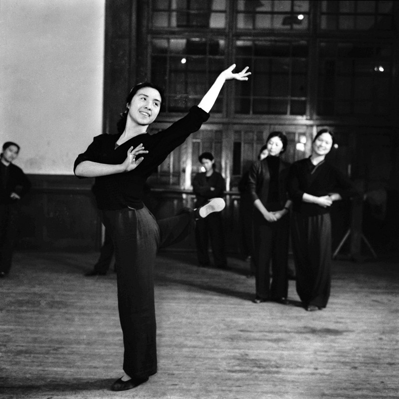 牛畏予。中央歌剧舞剧院演员赵青在练功。1962年。明胶银盐。54.6cmx53.9cm.JPG