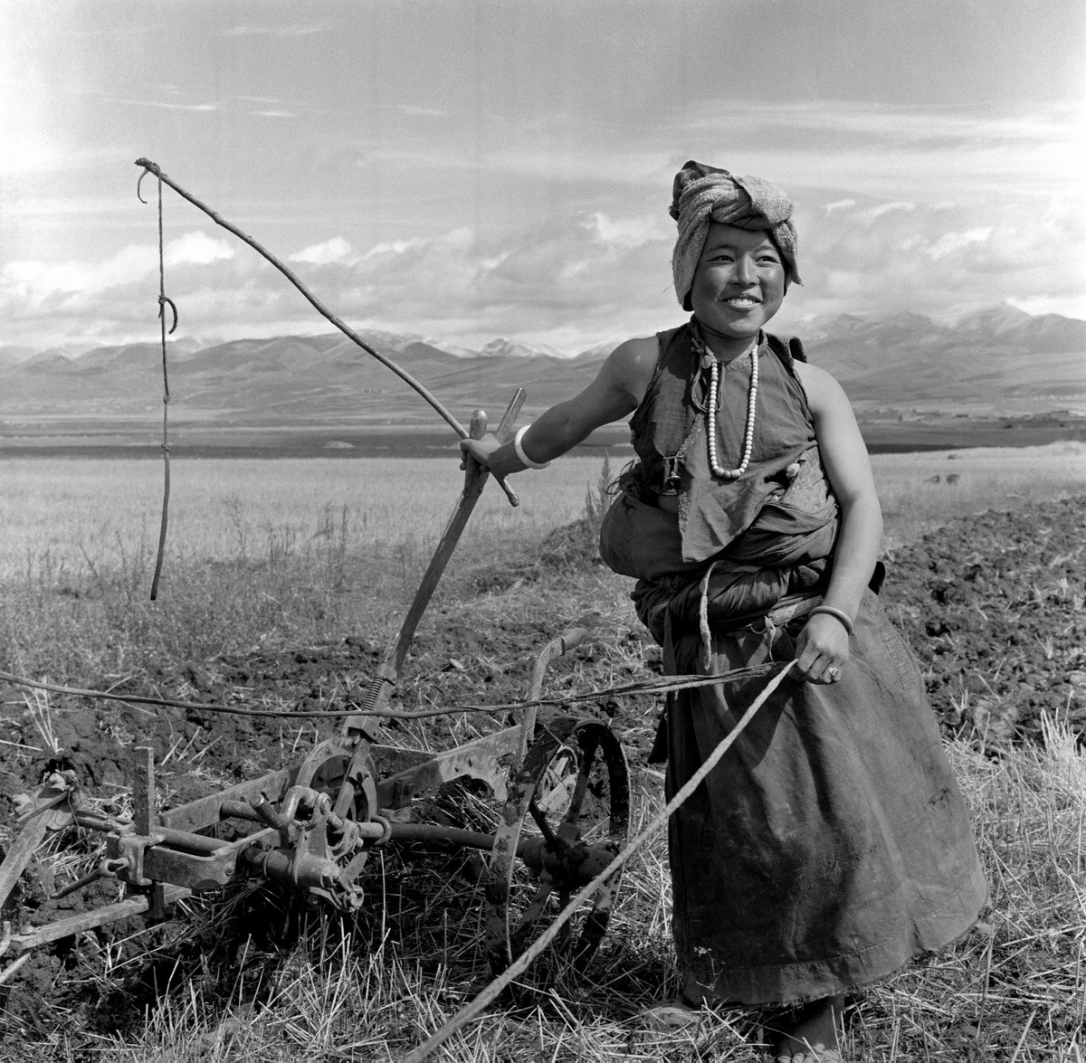 牛畏予。藏族女犁手。1960年代，川藏交界。明胶银盐。60.96cmx50.8cm.jpg