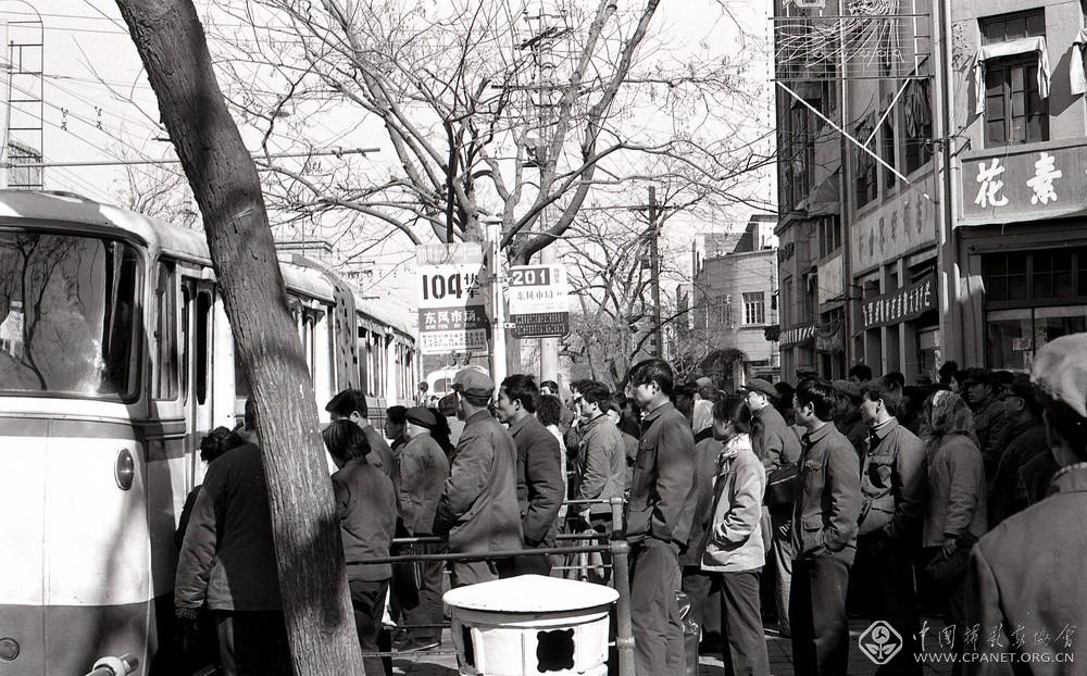 北京王府井车站排队的人们，当时还是“文革”站名“东风市场”。1982年.jpg