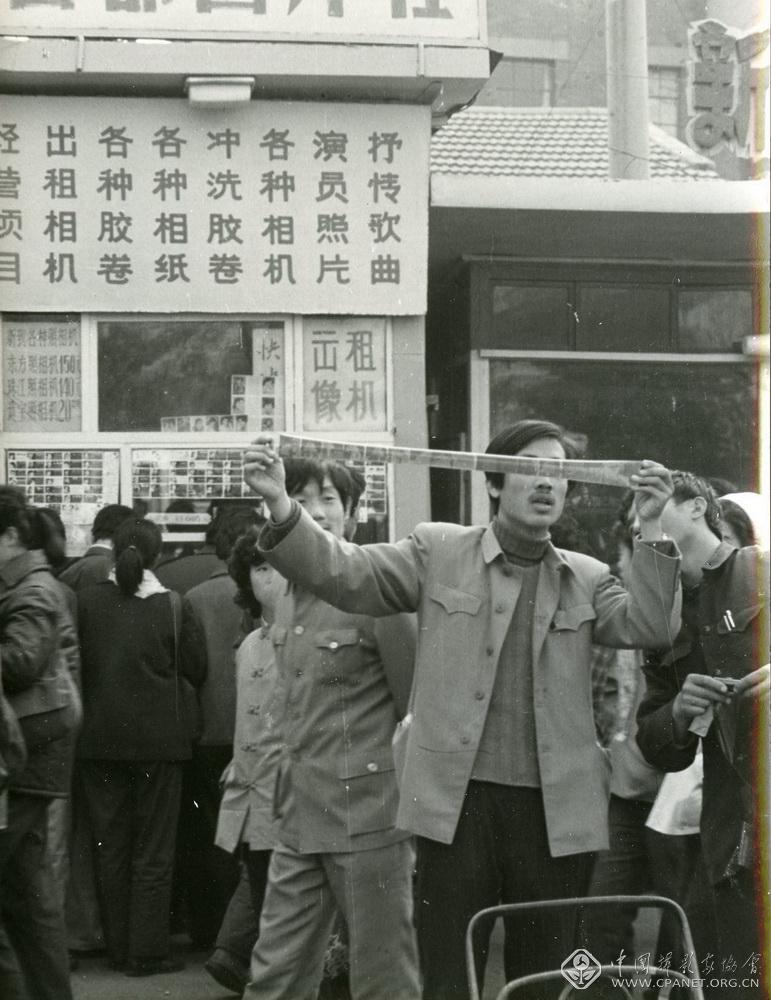 北京前门地区冲洗部前急于看拍摄效果的游客。1982年.jpg