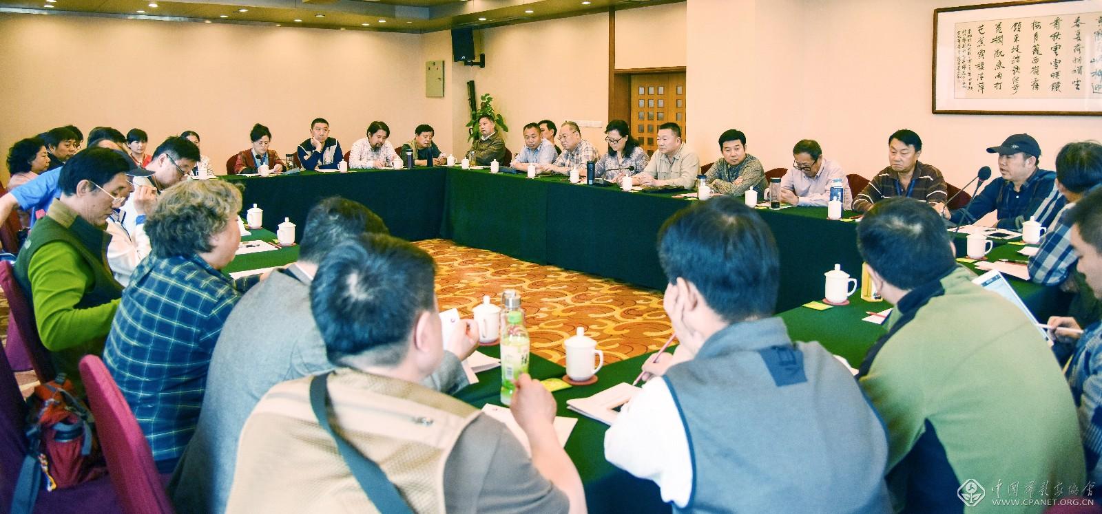 9.学员们在学习后进行分组讨论。戚建华 摄.JPG