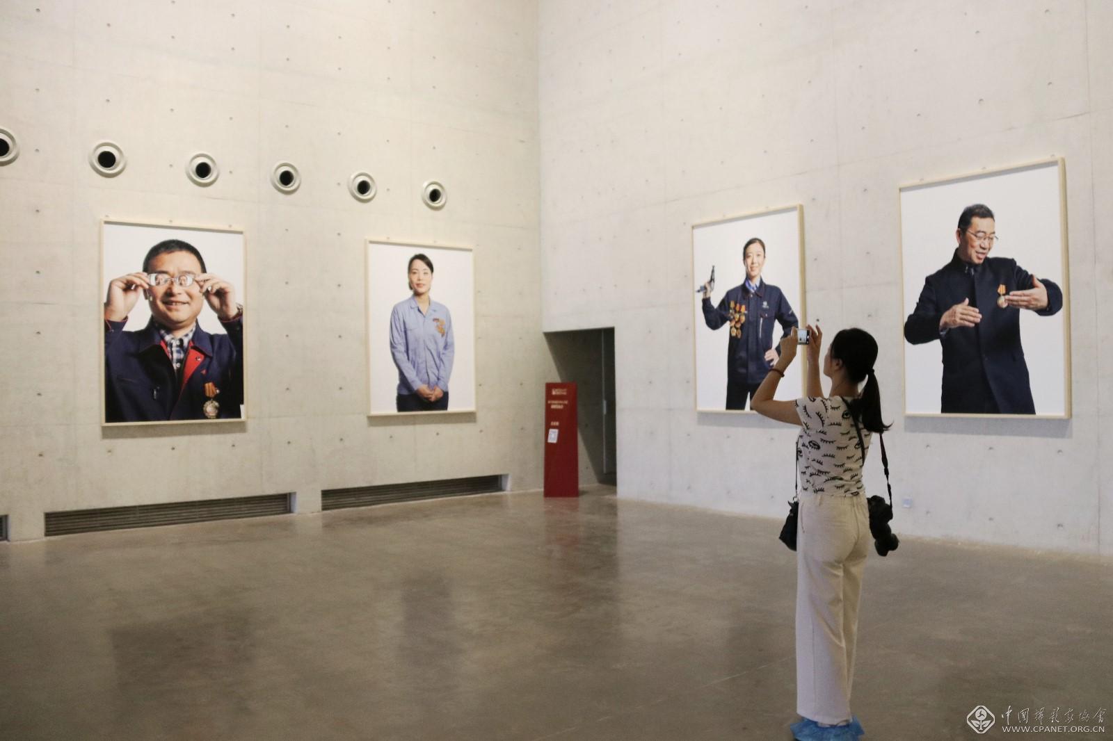 摄影爱好者参观展览.jpg 摄影爱好者参观展览.jpg