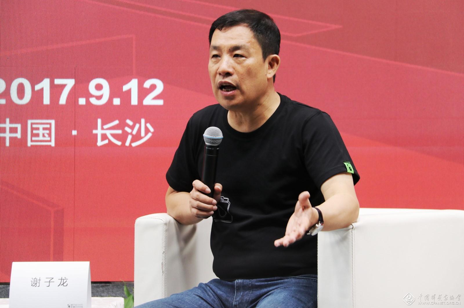 谢子龙在新闻发布会现场答记者问.jpg
