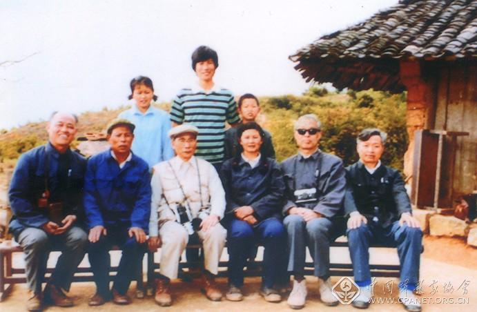 1981年陈复礼、陈勃在张家界武陵源采风与山上住户留影2副本.jpg 1981年陈复礼、陈勃在张家界武陵源采风与山上住户留影2副本.jpg