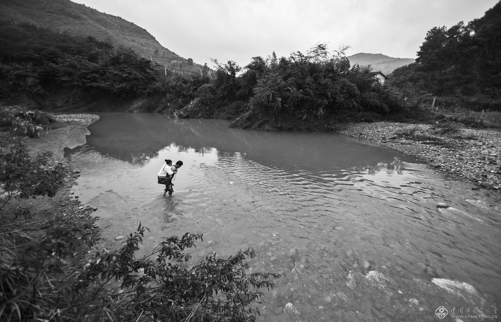 这条小河他俩不知道蹚过多少回.冯建新 摄.jpg