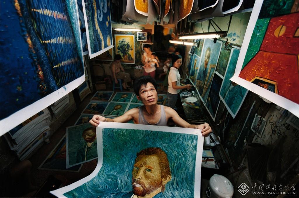 余海波-《中国大芬油画村》2005年。万名画工临摹世界经典名画,获取新生活。大芬油画村诞生于1989年,依靠油画产业创造了年产值600亿元人民币的奇迹。余海波.jpg .jpg 余海波-《中国大芬油画村》2005年。万名画工临摹世界经典名画,获取新生活。大芬油画村诞生于1989年,依靠油画产业创造了年产值600亿元人民币的奇迹。余海波.jpg .jpg