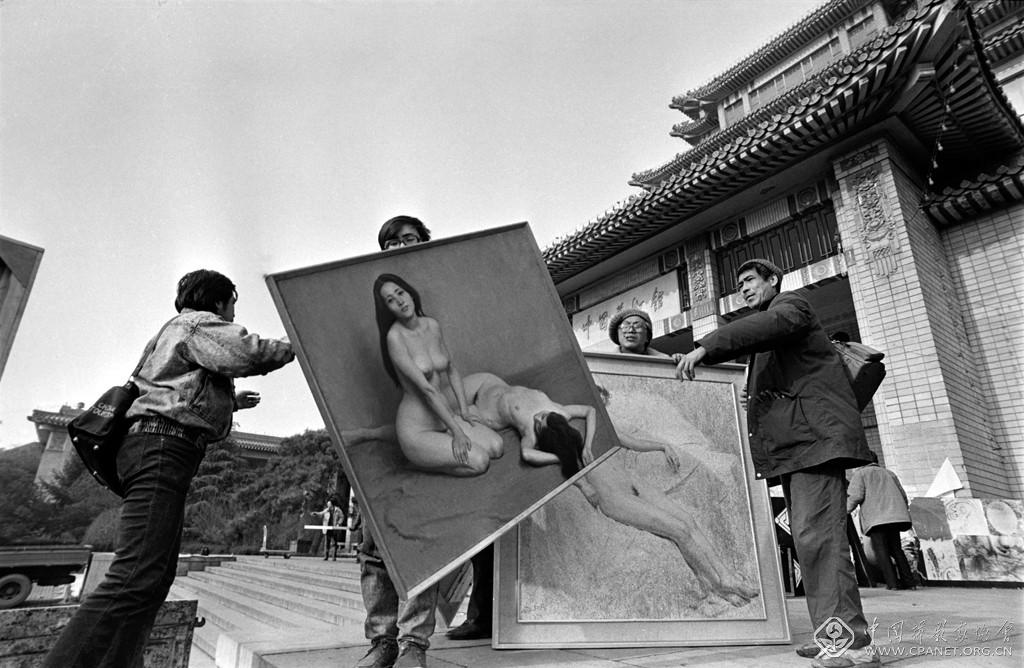 贾国荣-1988年初冬的北京,中国首次人体艺术油画大展在美术馆举办,轰动社会各界。(贾国荣 摄影).jpg 贾国荣-1988年初冬的北京,中国首次人体艺术油画大展在美术馆举办,轰动社会各界。(贾国荣 摄影).jpg