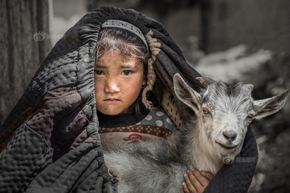 《渴望》来自图虫网投稿：@回忆雷雷 摄于2016年7月19日，四川大凉山布拖瓦都乡。 放羊的女孩。.jpg