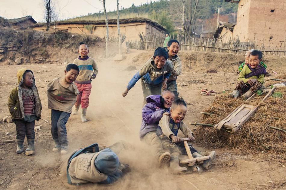 《忘我的童年》摄影：@2865767120 摄于四川大凉山。孩子们忘我的玩耍，让我们看见了物质的贫乏，同时也看到了那份纯真。来自一个都不能少中国扶贫公益摄影大赛.jpg