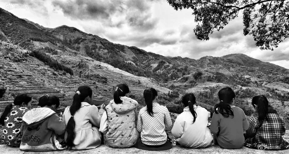 《想念大山外的亲人》摄影： @WL沉静心灵 广西融水县白云乡一群女孩们遥望大山之外，她们的父母都在山外的世界打工，她们非常想念山外的亲人。来自_一个都不能少_中国扶贫公益摄影大赛.jpg