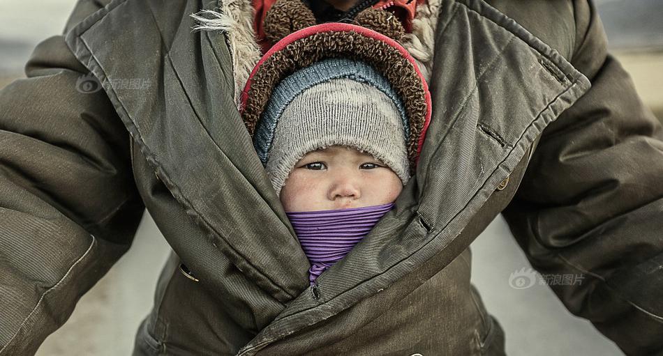 《怀揣梦想》摄影：@2865767120 新疆哈萨克族的游牧生活，当所有的繁华擦身而过， 层层包裹的父爱在心中酝酿温暖如初 。来自 一个都不能少中国扶贫公益摄影大赛.jpg