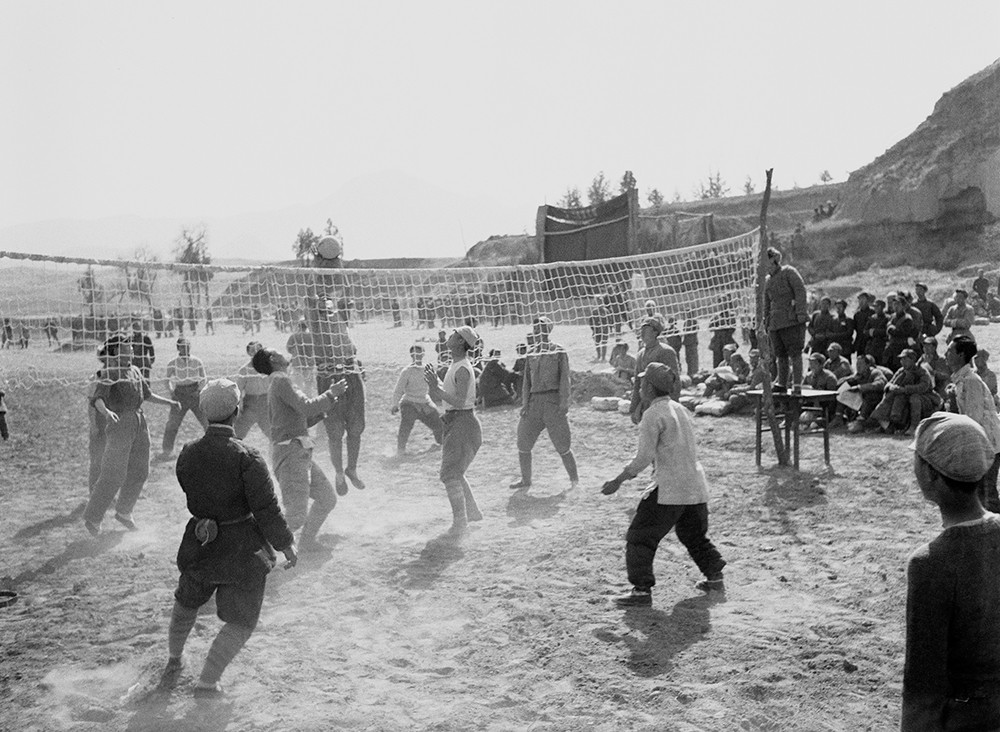 军校学员在打排球，河北张家口，1947 石少华.jpg