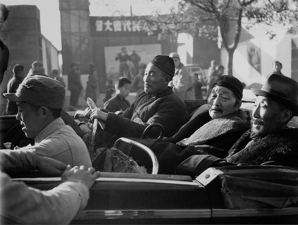 蒙古族代表在察哈尔省人代会结束后返家，河北察哈尔，1945 石少华.jpg