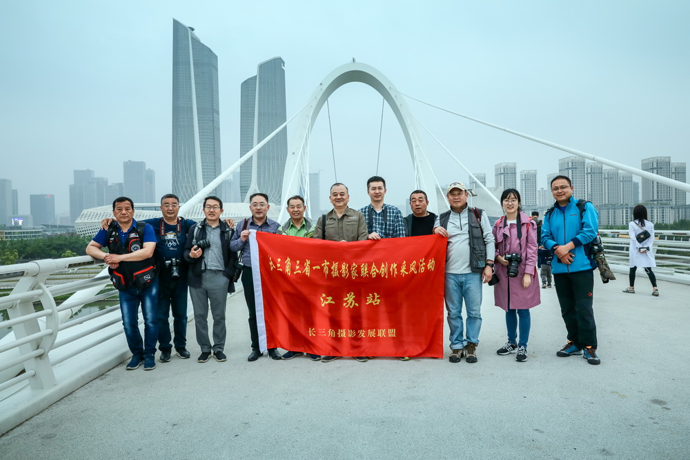 3、江苏采风团在青奥桥合影留念_调整大小.jpg