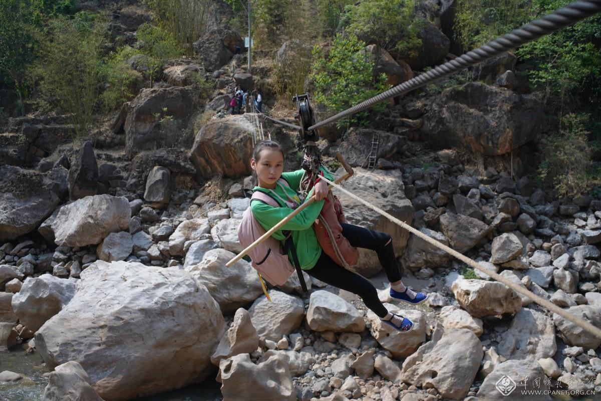 陈杰+《告别溜索村》之一2019年4月18日10时许，卯会朵背着书包熟练的溜索过江，这样的生活将成为过去。.jpg