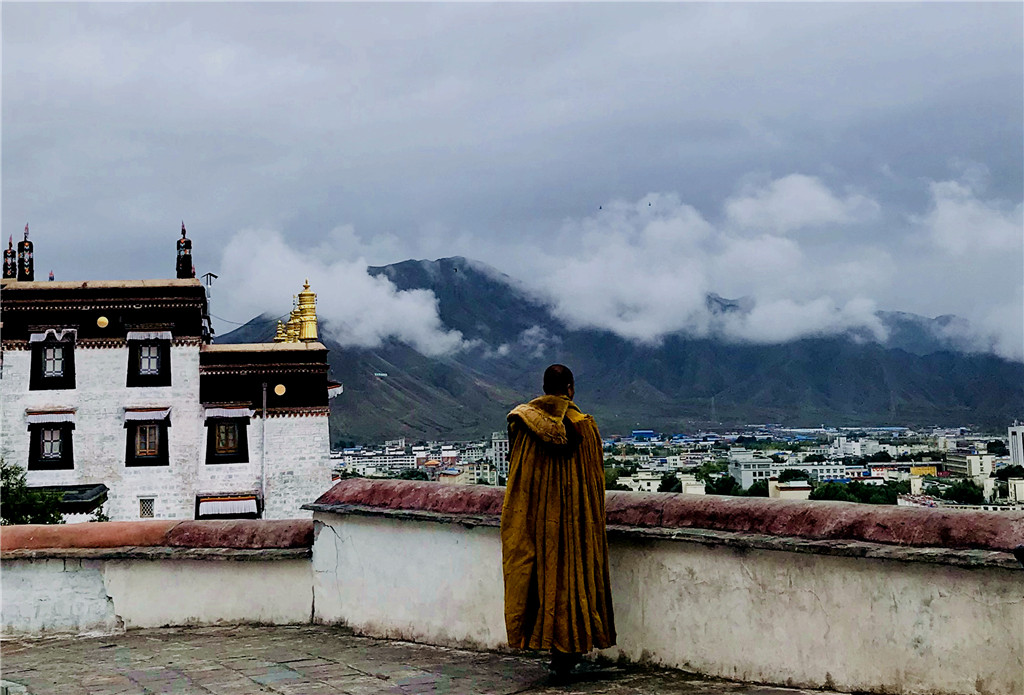 03-《向往》摄影:旦增卓嘎 (藏族) 光影助学工程四十九校区高中二年级.JPG
