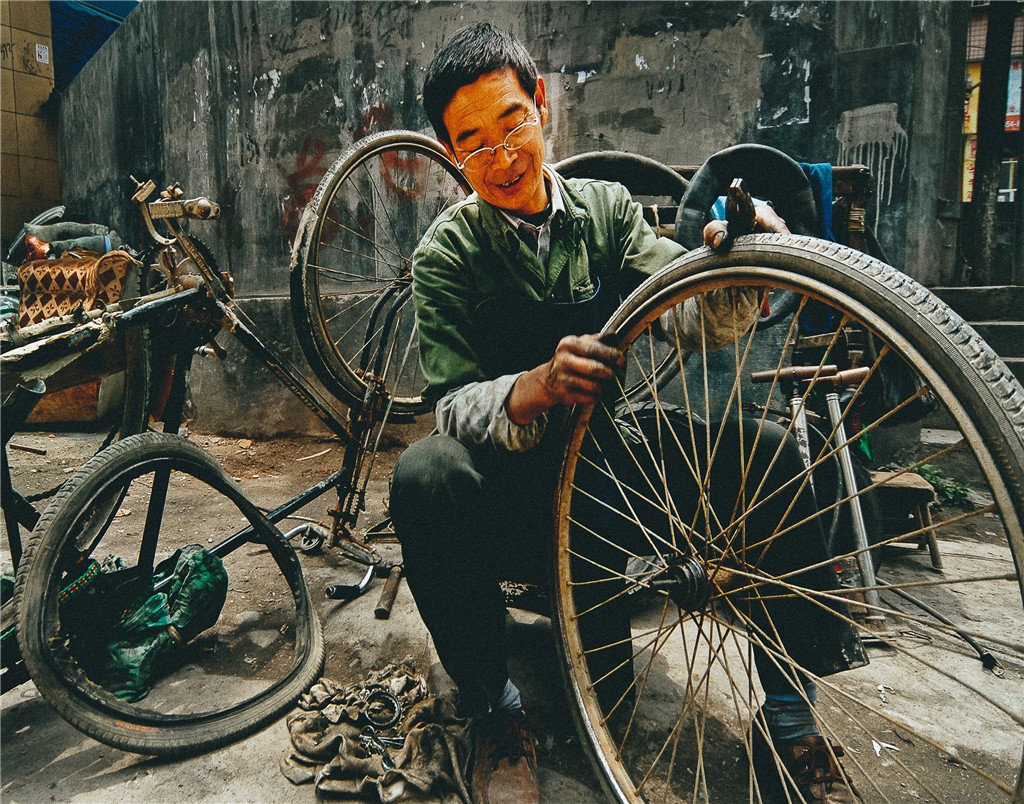 05-《匀城手艺人》摄影:韦柏先(水族)光影助学工程四十五校区初中一年级 .JPG