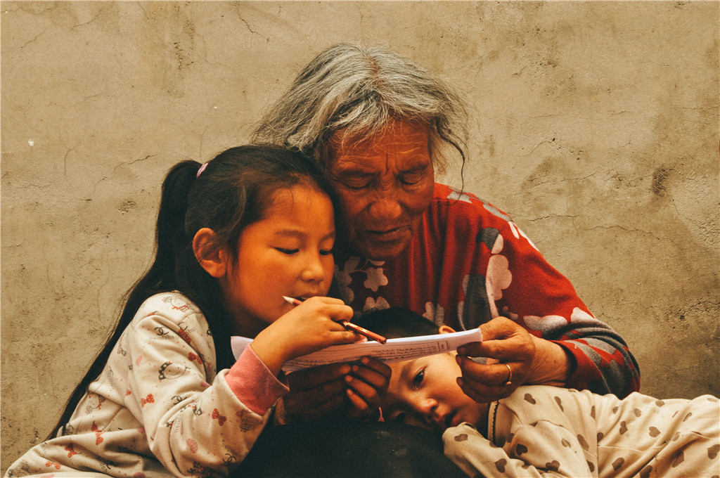 12-《我教奶奶学识字》摄影: 白玛南加(藏族)光影助学工程六校区高中二年级.JPG