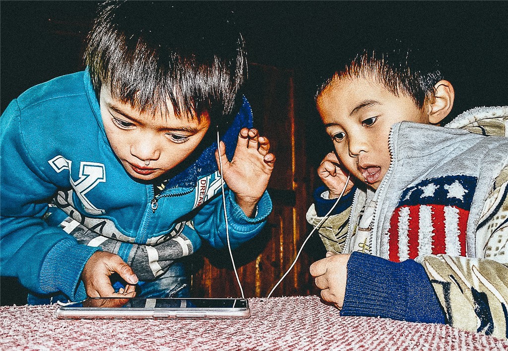 11-《全神贯注》 摄影: 蒙慧雪 F (水族)光影助学工程四十五校区初中三年级.JPG