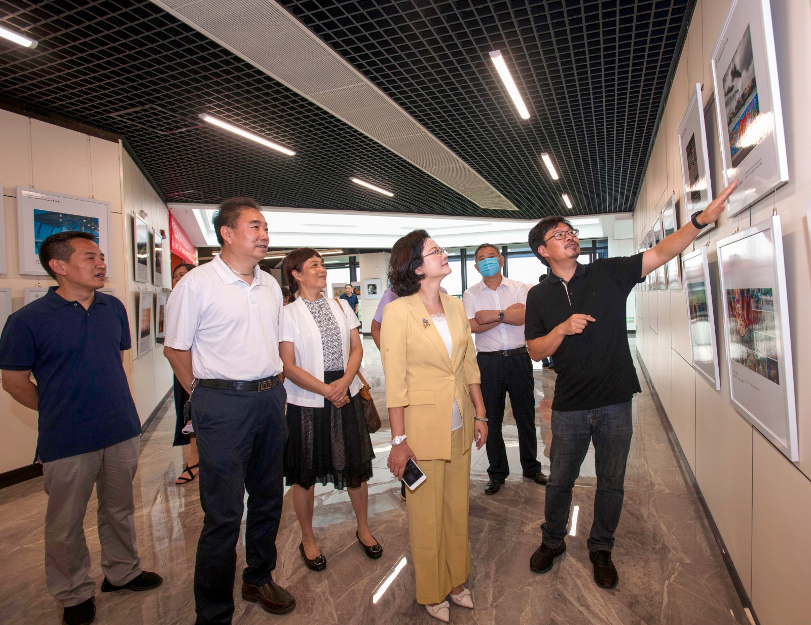 领导嘉宾参观展览  杨映光.jpg