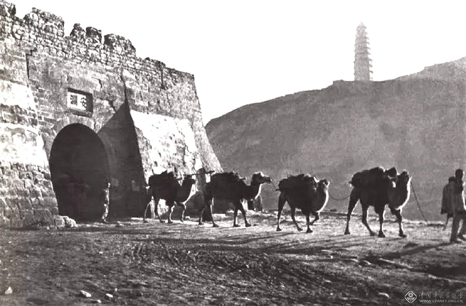 图000- 革命圣地延安（吴印咸摄）1938年_副本.jpg