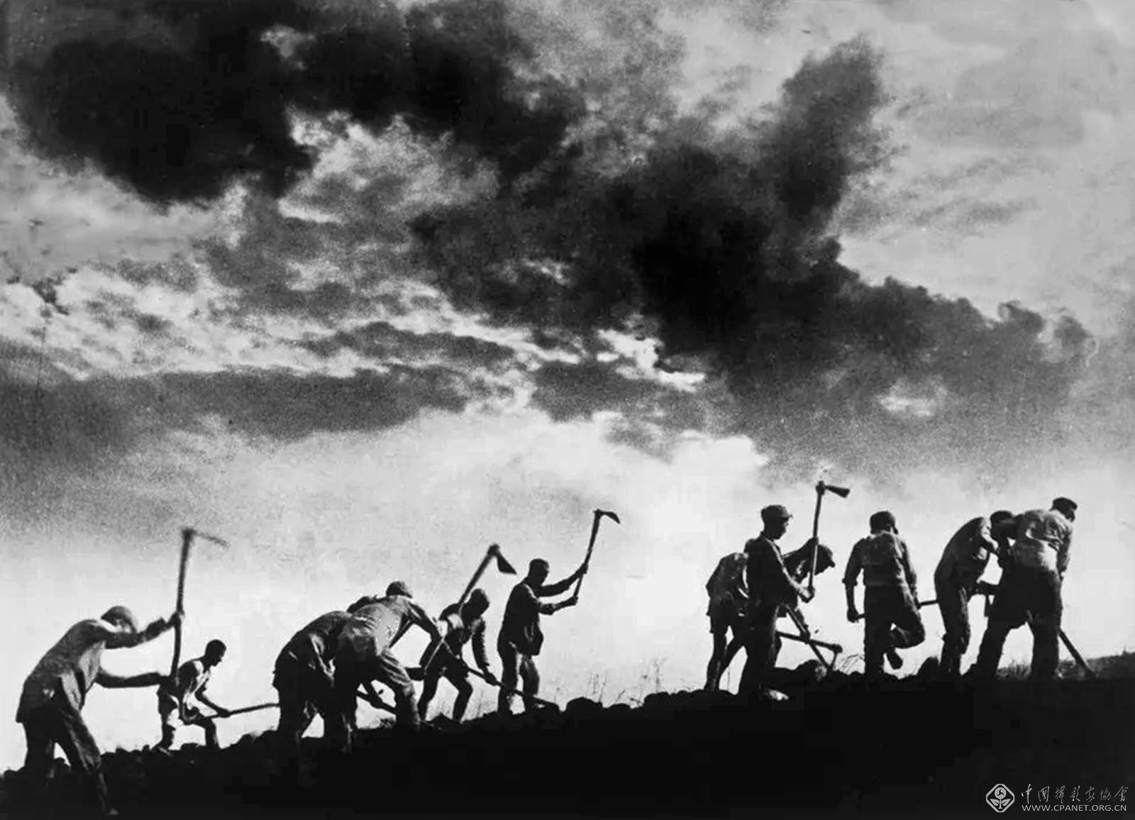 图004-拓垦南泥湾（吴印咸摄）1942年.jpg