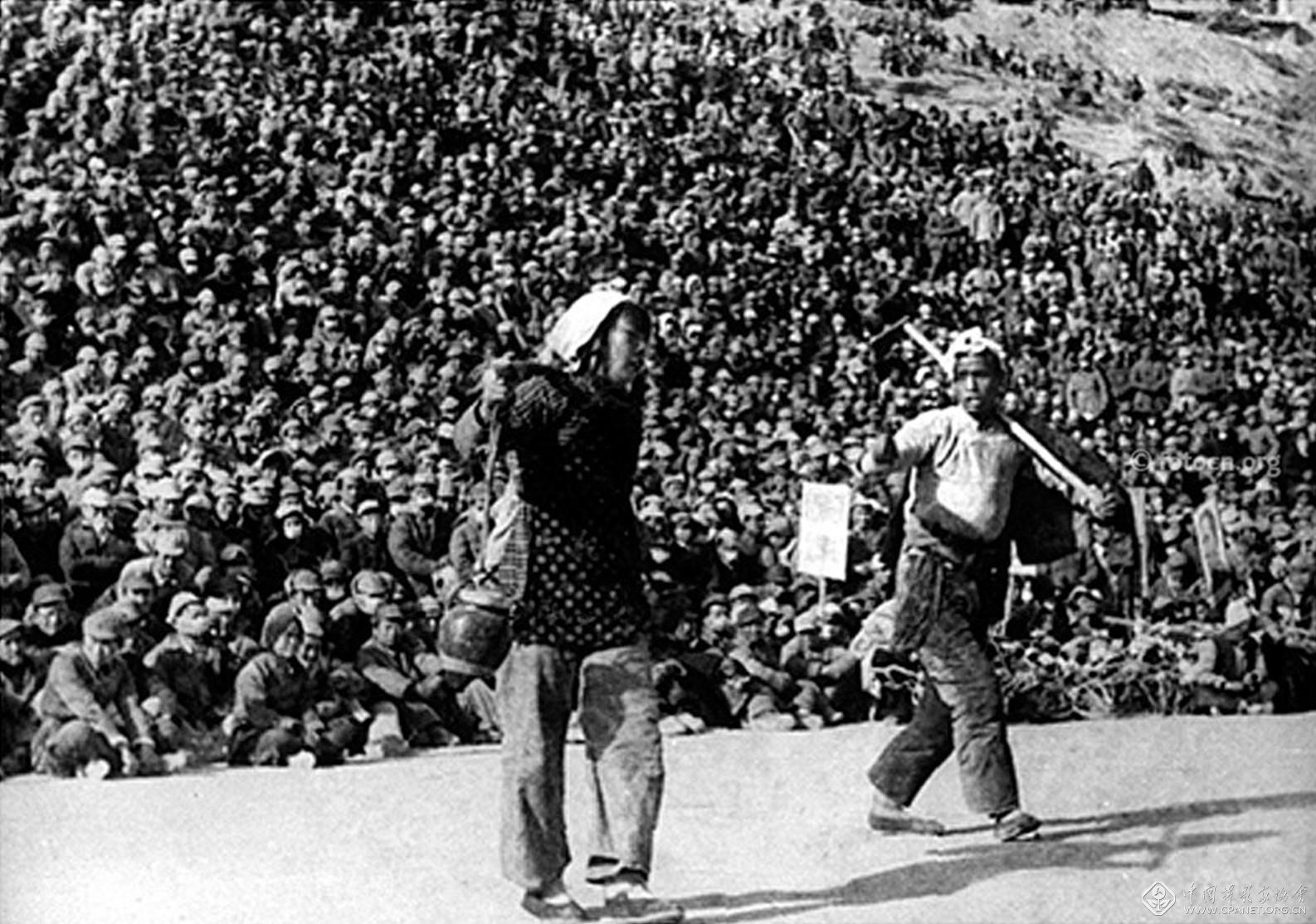 图005-延安大秧歌（吴印咸摄）1943年.jpg