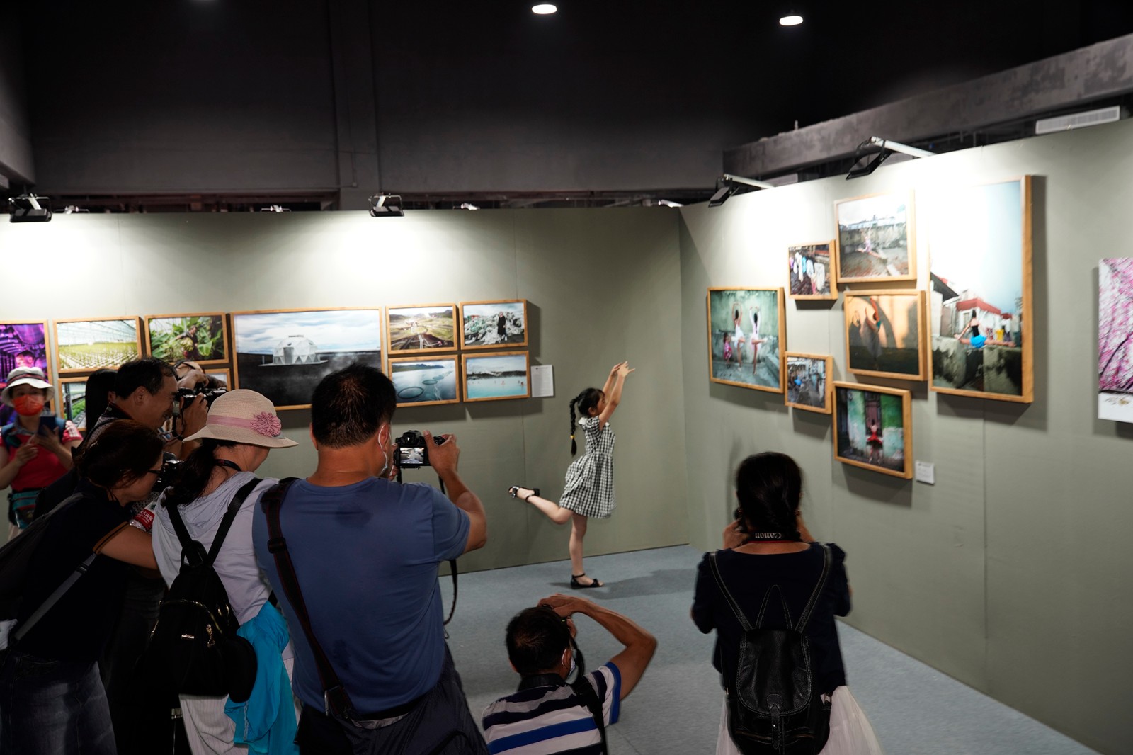 中国第18届国际摄影艺术展览现场。陈黎明 摄 (2).JPG