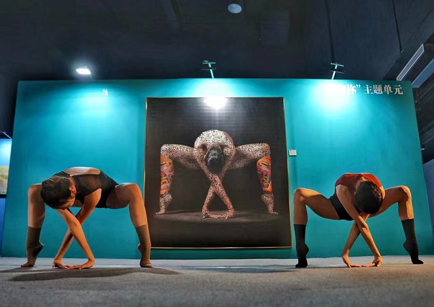 两位专业舞蹈演员在埃及摄影师艾曼·卢特菲·穆罕默德的作品《记载》前表演。陈文伟 摄.jpg