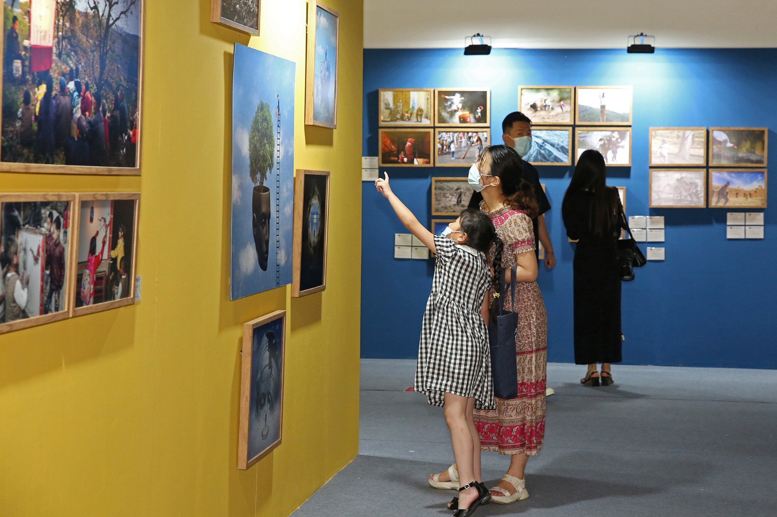 中国第18届国际摄影艺术展览现场。张双双 摄 (2).JPG