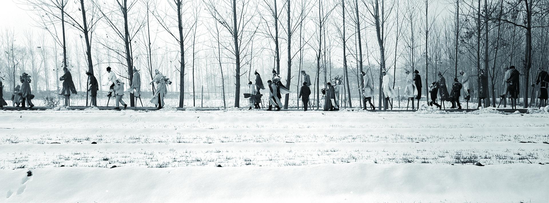 2014 年 2 月 14 日，長垣余家鄉正月的一場雪，鄉親們穿著喜慶的服裝走在田野里。羅勇 攝.jpg