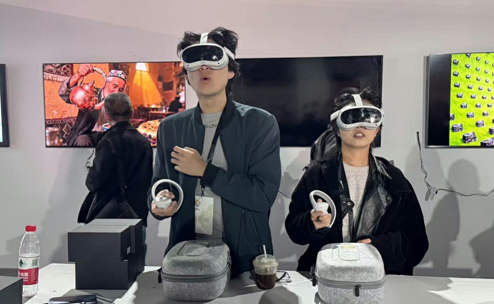 VR眼镜展示学生作品.jpg